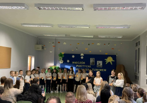 zdjęcie grupowe uczestników wieczorku poetyckiego