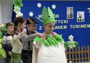 uczniowie ustawiają się do wyrwania Rzepki