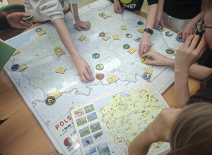 praca uczniów z mapą