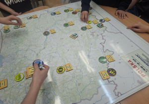praca uczniów z mapą