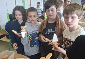 uczniowie pokazują swoje lukrowe wyroby