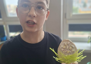 uczeń wraz ze swoim ozdobionym jajeczkiem świątecznym