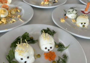 wielkanocne jajka zdobione przez uczniów