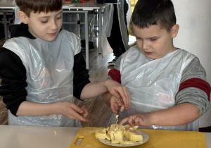 uczniowie przygotowują potrawy świąteczne