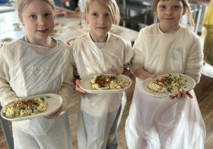uczennice prezentują swoje potrawy