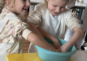 dziewczynki przygotowują potrawy