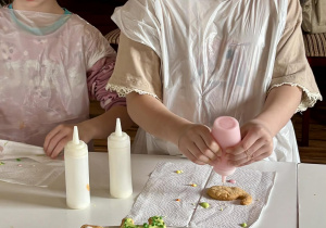 dziewczynki dekorują pierniczki