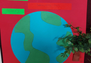 kula Ziemska oraz w dolnej części pojemniki do sgregacji odpadów z podpisami