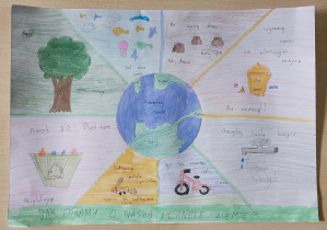 w centrum znajduje się Ziemia, drzewo, rower, pojemniki do segregacji odpadów