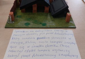 makieta domu z instalacją fotowoltaiczną, która zasila oświetlenie wewnętrzne