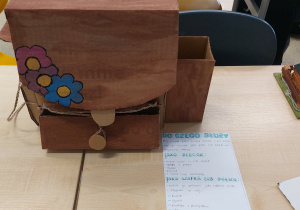 projekt mebla w formie szkolnego tornistra wykonany z tektury