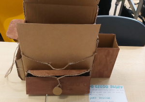 projekt mebla w formie szkolnego tornistra wykonany z tektury