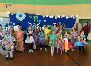 uczniowie w kolorowych strojach ekologicznych