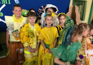 uczniowie szkoły SP1 w żółtych strojach ekologicznych