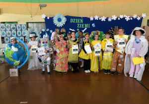 uczniowie klas 1-3 w swoich strojach ekologicznych