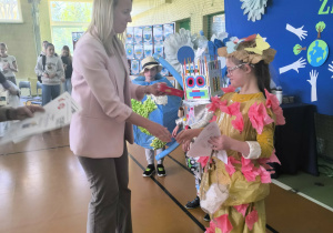 przewodnicząca RR wręcza nagrodę uczestniczce konkursu