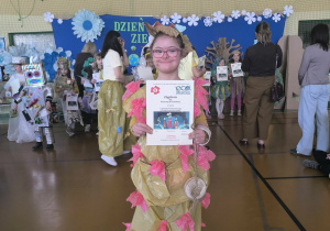 uczestniczka konkursu w żółto-różowym stroju