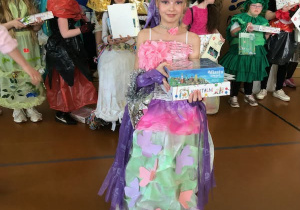 uczennica klasy 4 SP1 z kompletem nagród