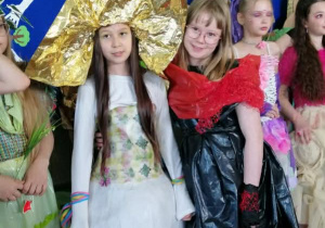 uczennice klasy 4a w strojach ekologicznych