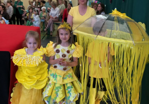 uczniowie w żółtych strojach ekologicznych