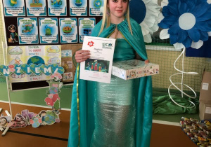 uczennica w pięknym zielonym stroju ekologicznym