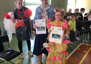 pani dyrektor M. Kobojek wraz ze swoimi uczennicami