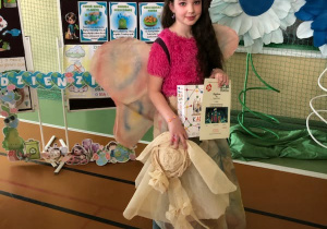 uczennica klasy 4 SP1 w stroju ekologicznym