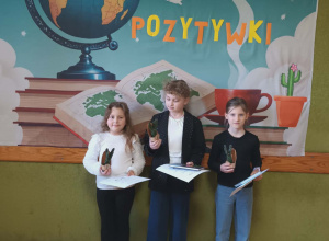 dziewczynki stoją ze swoimi nagrodami