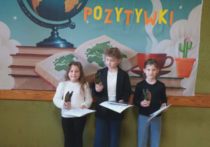 dziewczynki stoją ze swoimi nagrodami