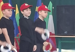 Prząśniczki w wykonaniu chłopców klasy 1a