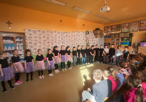 zdjęcie grupowe młodych aktorów