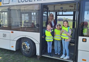 uczniowie w autobusie do przewozu po płycie lotniska