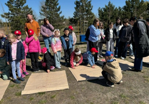 uczniowie klas 1a i 6a z krzyżówkami z okazji Dni Ziemi