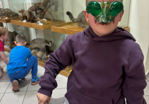 uczniowie w trakcie rozwiązywania zadań w Muzeum Lasu