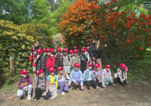 uczniowie w arboretum