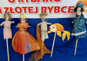 wszystkie kukiełki i tytuł przedstawienia