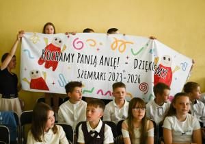 uczniowie klasy 3 z podziękowaniami dla wychowawczyni
