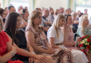 zdjęcie grupowe nauczycieli i rodziców
