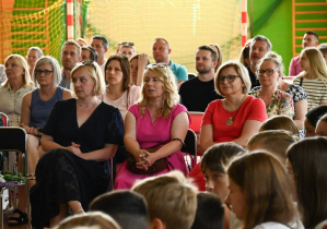 łzy wzruszenia w czasie zakończenia roku - zdjęcie grupowe nauczycieli i rodziców