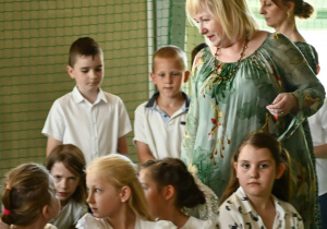 pożegnanie nauczyciela przez uczniów
