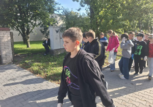 uczniowie w czasie sprzątania terenu