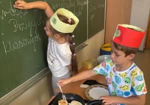 Podczas pierwszych urodzin Regionalek nie mogło zabraknąć czegoś pysznego! Uczestnicy przygotowywali jabłuszka w cieście naleśnikowym, ucząc się współpracy i dzielenia obowiązków. Wspólne gotowanie dostarczyło wielu pozytywnych emocji, a zapach smażonych przysmaków wypełnił salę.