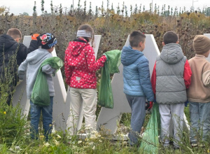 uczniowie w trakcie sprzątania okolicy