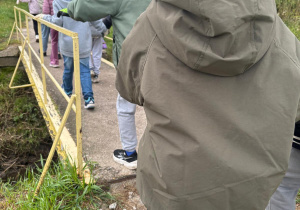 uczniowie sprzątają teren rzeki Jasieniec