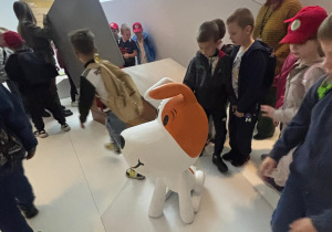 uczniowie poznają postaci z bajek
