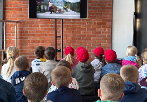 uczniowie oglądają film