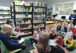 uczniowie klas 5 czytają pierwszakom
