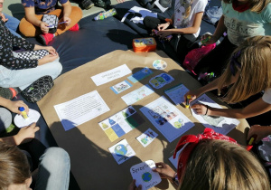 uczniowie klasy 4a wykonują plakat - Sprzątanie Świata