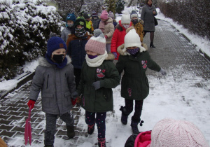 Zimowy spacer przedszkolaków.