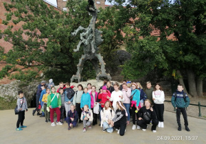 uczniowie przy Smoku Wawelskim
